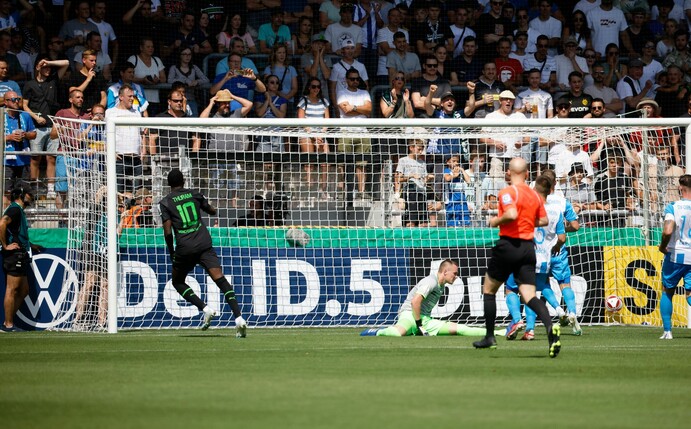 Mönchengladbachs Marcus Thuram (l) trifft zum 1:0.