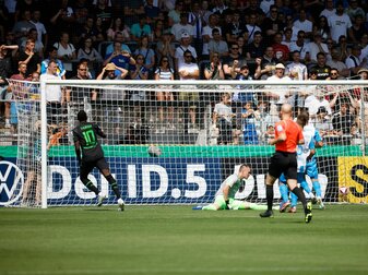 Mönchengladbachs Marcus Thuram (l) trifft zum 1:0. Mönchengladbachs Marcus Thuram (l) trifft zum 1:0.