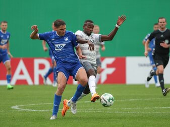 Hoffenheims Robert Skov (l) im Zweikampf mit Jeff-Denis Fehr vom SV Rödinghausen. Hoffenheims Robert Skov (l) im Zweikampf mit Jeff-Denis Fehr vom SV Rödinghausen.