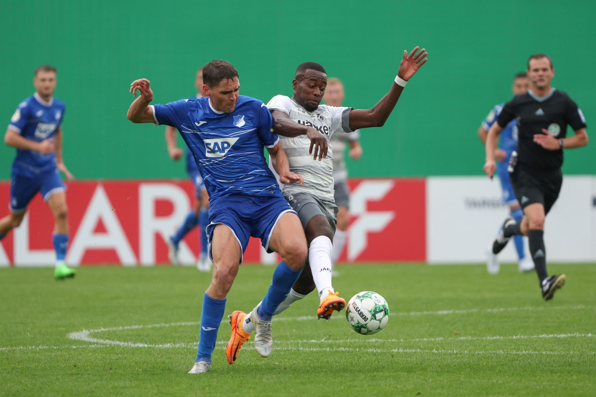 Hoffenheims Robert Skov (l) im Zweikampf mit Jeff-Denis Fehr vom SV Rödinghausen.