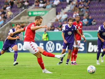 Der Mainzer Marcus Ingvartsen verwandelt einen Elfmeter zum 3:0. Der Mainzer Marcus Ingvartsen verwandelt einen Elfmeter zum 3:0.