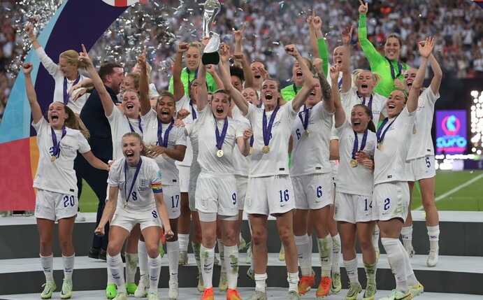 Die Engländerinnen setzten sich im Finale gegen Deutschland mit 2:1 nach Verlängerung durch.