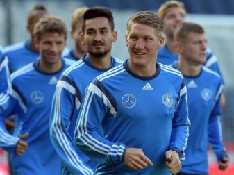 Bastian Schweinsteiger (M.) ist sehr wichtig für die deutsche Nationalmannschaft. Foto: Federico Gambarini Bastian Schweinsteiger (M.) ist sehr wichtig für die deutsche Nationalmannschaft. Foto: Federico Gambarini