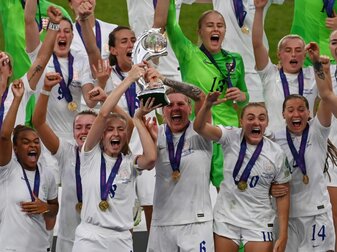 Englands Spielerinnen jubeln mit dem EM-Pokal. Englands Spielerinnen jubeln mit dem EM-Pokal.