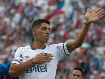Emotionaler Empfang für Luis Suárez beim Club Nacio al de Football. Emotionaler Empfang für Luis Suárez beim Club Nacio al de Football.
