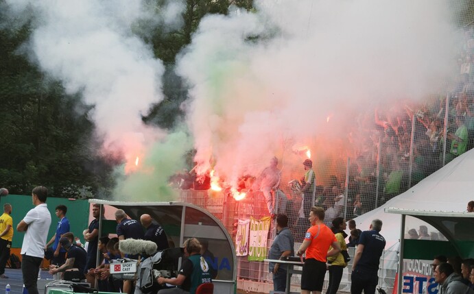 Beim Spiel des FC Carl Zeiss Jena gegen den VfL Wolfsburg kochten die Gefühle der Fans hoch.