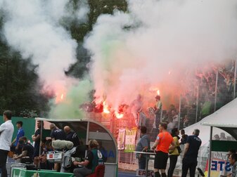 Beim Spiel des FC Carl Zeiss Jena gegen den VfL Wolfsburg kochten die Gefühle der Fans hoch. Beim Spiel des FC Carl Zeiss Jena gegen den VfL Wolfsburg kochten die Gefühle der Fans hoch.