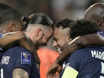 Neymar (3.v.r) feiert mit seinen PSG-Teamkollegen den Sieg im französischen Supercup.
