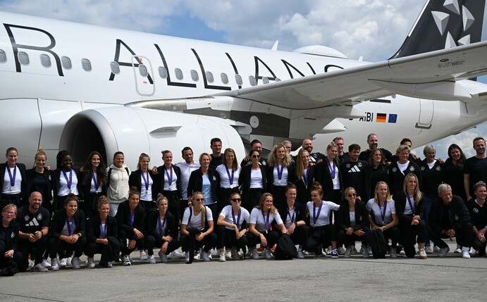 Die DFB-Frauen nach der Ankunft in Frankfurt.