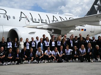 Die DFB-Frauen nach der Ankunft in Frankfurt. Die DFB-Frauen nach der Ankunft in Frankfurt.