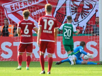 Romano Schmid (2.v.r.) brachte Bremen in Cottbus in Führung.