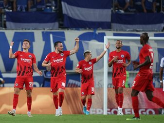 Die Eintracht setzte sich souverän in Magdeburg durch. Die Eintracht setzte sich souverän in Magdeburg durch.