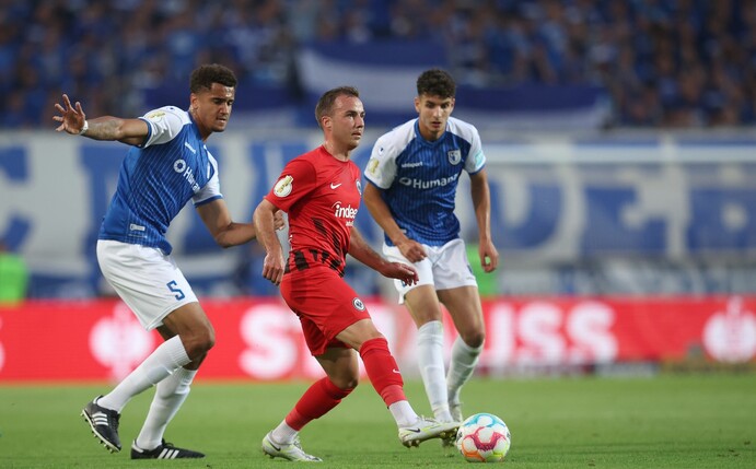 Der Frankfurter Mario Götze (M) spielt gegen die Magdeburger Jamie Lawrence (l) und Daniel Elfadli.