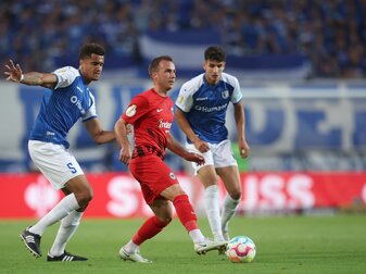 Der Frankfurter Mario Götze (M) spielt gegen die Magdeburger Jamie Lawrence (l) und Daniel Elfadli. Der Frankfurter Mario Götze (M) spielt gegen die Magdeburger Jamie Lawrence (l) und Daniel Elfadli.