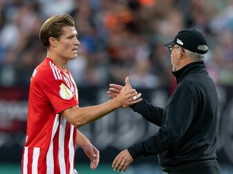 Unions Trainer Urs Fischer (r) und Torschütze Kevin Behrens.