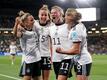 Alexandra Popp (2.vr) jubelt mit ihren Teamkolleginnen. Sie und vier weitere deutsche Spielerinnen wurde als Teil der beste WM-Elf ausgezeichnet.