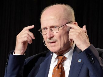 Der frühere Aufsichtsratschef vom SV Werder Bremen, Willi Lemke, kritisiert die Entwicklung der Bundesliga.