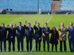 Die Bewerber aus Südamerika winken im Centenario-Stadion in Urugay in die Kamera.