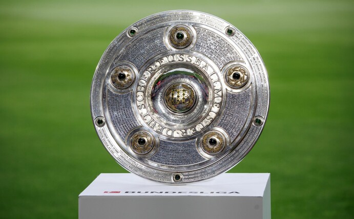 Die Meisterschale ist vor Spielbeginn auf einem Podest zu sehen.