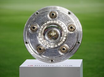 Die Meisterschale ist vor Spielbeginn auf einem Podest zu sehen. Die Meisterschale ist vor Spielbeginn auf einem Podest zu sehen.