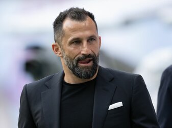 Bayerns Sportvorstand Hasan Salihamidzic freut sich über den Imagewandel durch Top-Transfers. Bayerns Sportvorstand Hasan Salihamidzic freut sich über den Imagewandel durch Top-Transfers.