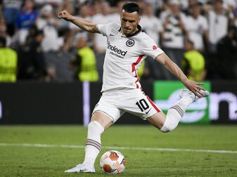 Medien: Juve bietet Eintracht 12 Millionen Euro für Kostic Medien: Juve bietet Eintracht 12 Millionen Euro für Kostic