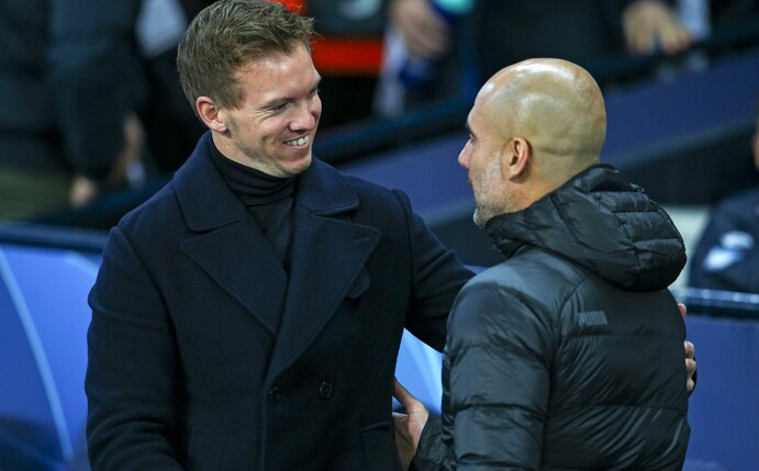 Bayerns Trainer Julian Nagelsmann (l) und Manchester Citys Trainer Pep Guardiola im Gespräch.