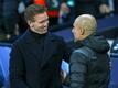 Bayerns Trainer Julian Nagelsmann (l) und Manchester Citys Trainer Pep Guardiola im Gespräch.