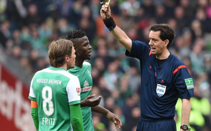Schiedsrichter Manuel Gräfe übersah die Kopf-ab-Geste von Papy Djilobodji im Spiel. Foto: Carmen Jaspersen