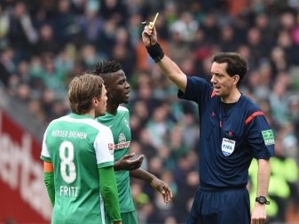 Schiedsrichter Manuel Gräfe übersah die Kopf-ab-Geste von Papy Djilobodji im Spiel. Foto: Carmen Jaspersen Schiedsrichter Manuel Gräfe übersah die Kopf-ab-Geste von Papy Djilobodji im Spiel. Foto: Carmen Jaspersen