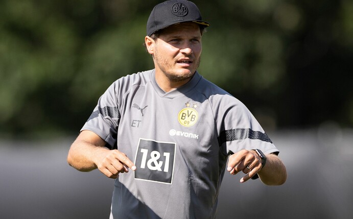 Trainer Edin Terzic gibt während des BVB-Trainings Anweisungen.