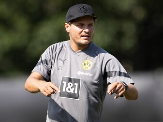 Trainer Edin Terzic gibt während des BVB-Trainings Anweisungen. Trainer Edin Terzic gibt während des BVB-Trainings Anweisungen.