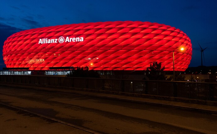 Die rote Außenbeleuchtung der Allianz Arena wird nur noch drei Stunden eingeschaltet.