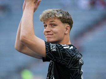 Torwarttalent Johannes Schenk hat bei den Bayern einen Profivertrag unterschrieben. Torwarttalent Johannes Schenk hat bei den Bayern einen Profivertrag unterschrieben.