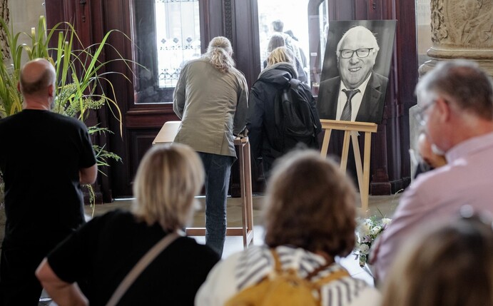 Hamburger tragen sich im Rathaus in ein Kondolenzbuch für Uwe Seeler ein.