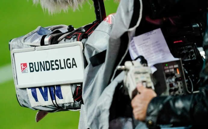 An einer Fernsehkamera am Spielfeldrand ist die Aufschrift «Bundesliga» angebracht.