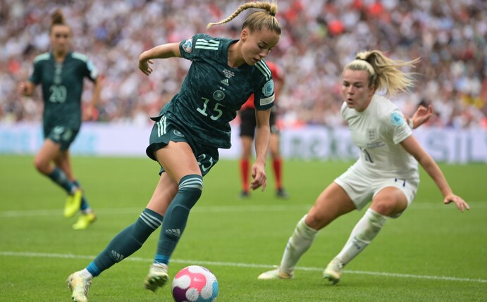 Deutschlands Giulia Gwinn (l) zeigt sich kurz nach dem verlorenen EM-Finale wieder kämpferisch.