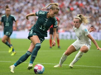 Deutschlands Giulia Gwinn (l) zeigt sich kurz nach dem verlorenen EM-Finale wieder kämpferisch. Deutschlands Giulia Gwinn (l) zeigt sich kurz nach dem verlorenen EM-Finale wieder kämpferisch.