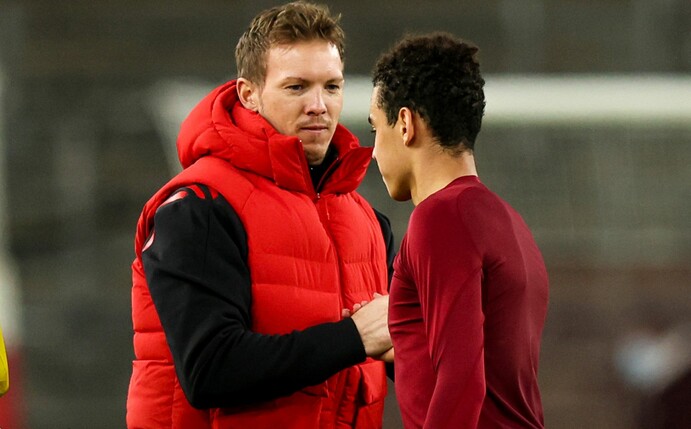 Bayerns Cheftrainer Julian Nagelsmann (l) und Jamal Musiala.