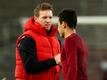 Bayerns Cheftrainer Julian Nagelsmann (l) und Jamal Musiala.