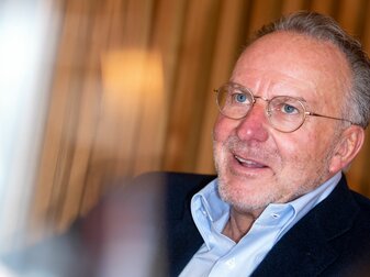 Begeistert sich für die neue Angriffsreihe der Münchner: Karl-Heinz Rummenigge. Begeistert sich für die neue Angriffsreihe der Münchner: Karl-Heinz Rummenigge.