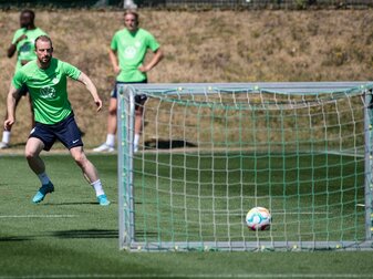 Wolfsburgs Maximilian Arnolt schießt während einer Trainingseinheit auf ein kleines Tor.