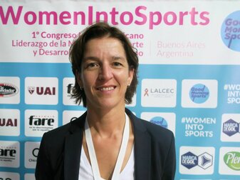 Die ehemalige Nationalspielerin, Trainerin und FIFA-Funktionärin Tatjana Haenni setzt sich seit langem für Frauen im Fußball ein. Die ehemalige Nationalspielerin, Trainerin und FIFA-Funktionärin Tatjana Haenni setzt sich seit langem für Frauen im Fußball ein.