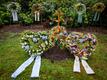 Zahlreiche Kränze und Blumen schmücken das Grab der Fußballlegende Uwe Seeler.