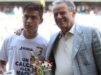 Palermo-Präsident Maurizio Zamparini mit einem seiner Spieler. Foto: Lannino Palermo-Präsident Maurizio Zamparini mit einem seiner Spieler. Foto: Lannino