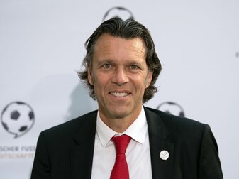Sieht Wissenslücken bei den Schiedsrichtern: Ex-Referee Urs Meier. Sieht Wissenslücken bei den Schiedsrichtern: Ex-Referee Urs Meier.