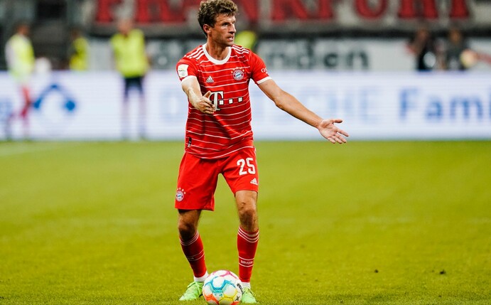 Nahm sein Missgeschick mit Humor: Thomas Müller gestikuliert.