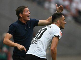 Frankfurts Cheftrainer Oliver Glasner (l) gestikuliert am Spielfeldrand neben Filip Kostic. Frankfurts Cheftrainer Oliver Glasner (l) gestikuliert am Spielfeldrand neben Filip Kostic.