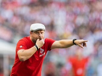 Kölns Trainer Steffen Baumgart dirigiert seine Spieler pfeifend. Kölns Trainer Steffen Baumgart dirigiert seine Spieler pfeifend.