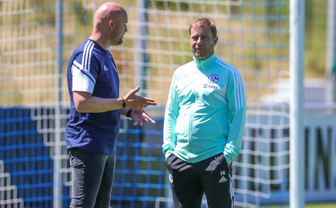Schalkes Sportdirektor Rouven Schröder (l) im Gespräch mit Cheftrainer Frank Kramer.